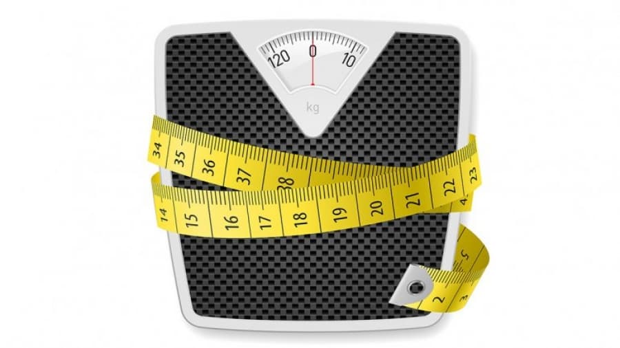 Siete razones que explican por qué la balanza puede sumar kilos de más