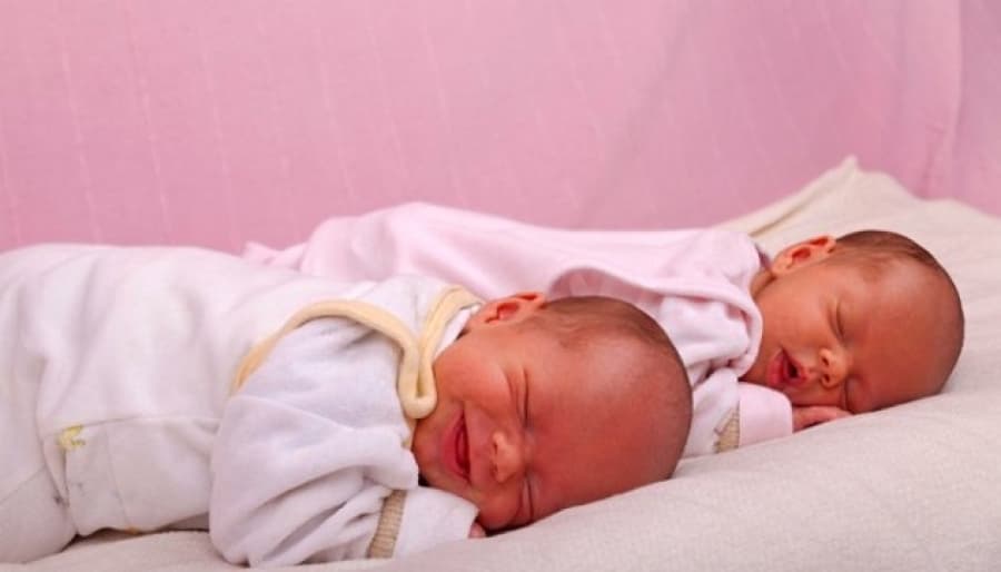 Un examen de ADN probó que un par de mellizas son hijas de padres diferentes