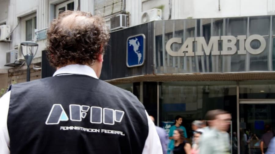 Ventas puntuales para pagar el anticipo del medio aguinaldo deprimen al dólar a 13,35 pesos