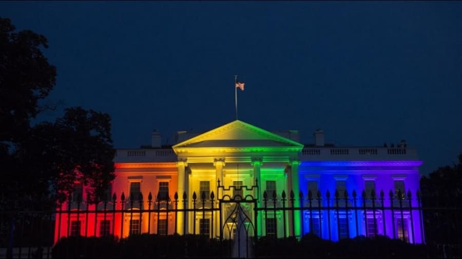 La Casa Blanca se iluminó con los colores del arco iris para celebrar el matrimonio igualitario