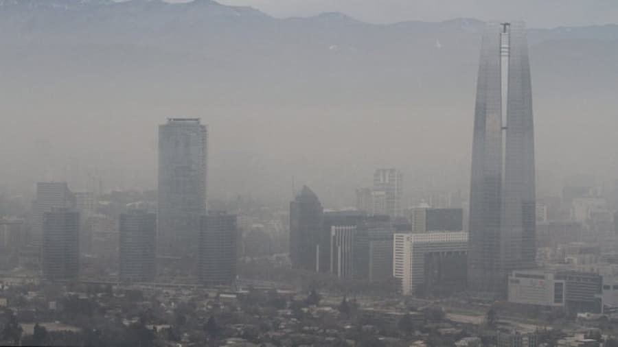 En plena copa, dictan la emergencia ecológica en Chile