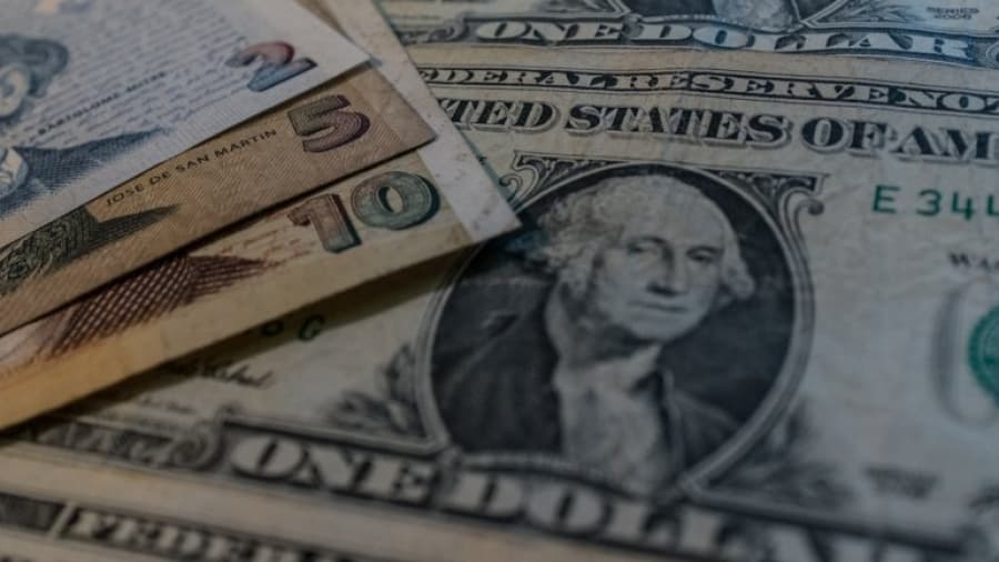 El dólar oficial operó sin cambios y el libre avanzó a 12,65 pesos