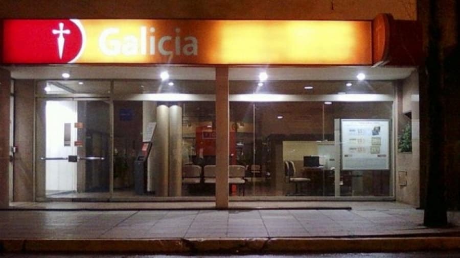 Se llevan al menos 400 mil pesos de los cajeros en un robo a un banco en Caseros