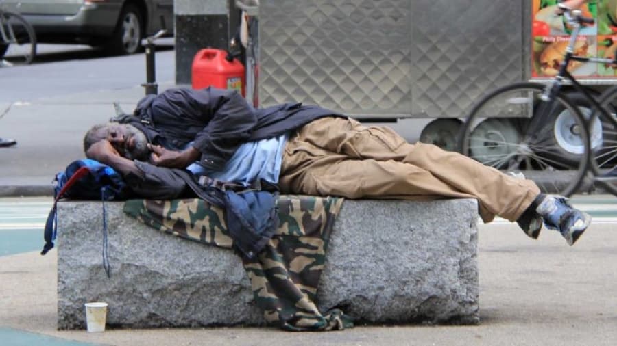 Multas de hasta 1.300 euros para homeless en Londres por mendigar o dormir en la calle