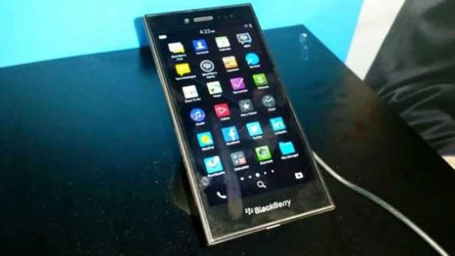 BlackBerry no se queda atrás: presentó el modelo Leap y anunció otro con pantalla curva