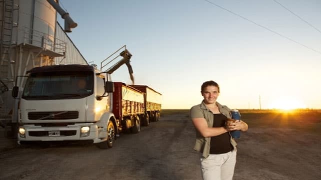Una mujer camionera viaja con su bebé de casi dos meses