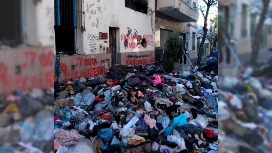 El taller clandestino que se incendió en Flores se convirtió en un basural