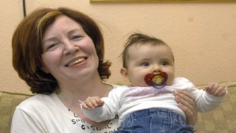 Los cuatrillizos nacidos de madre sexagenaria siguen en estado crítico
