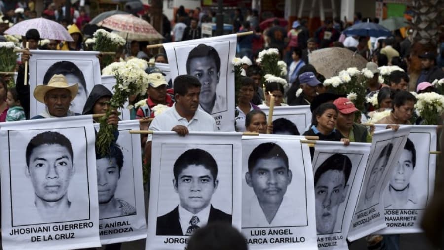 Estudiantes que protestan contra la desaparición de los 43 jóvenes retuvieron a funcionarios de la ONU
