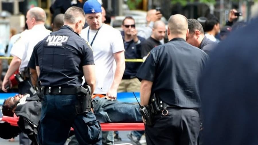 Nueva York: policía disparó a hombre que atacaba a transeúntes a martillazos