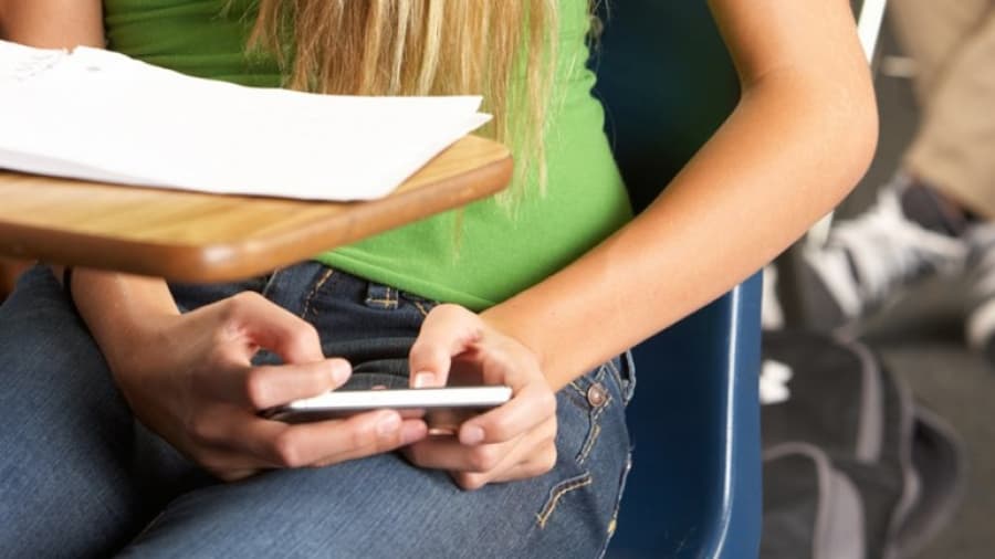 Prohibir celulares, la nueva propuesta para mejorar el rendimiento escolar