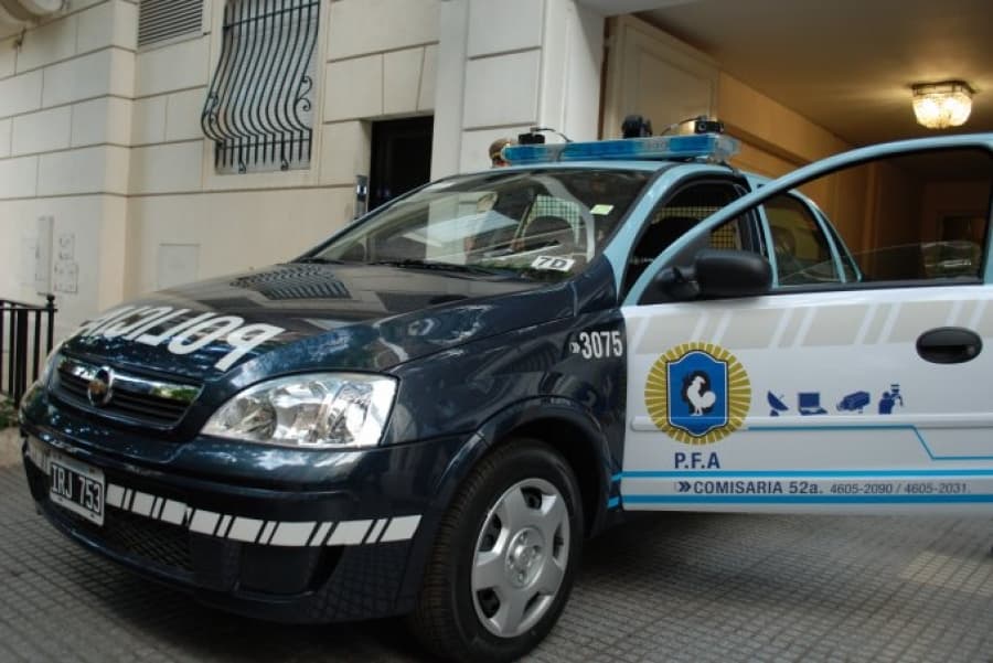 Una mujer mató a su hija a puñaladas y trató de suicidarse cuando la descubrió su marido policía