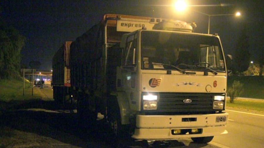 Trágica muerte de una pareja en Mendoza: a ella la atropelló un auto y él se tiró debajo de un camión