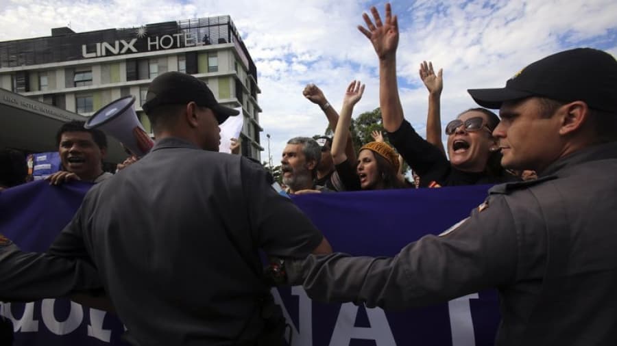 Al menos 150 heridos tras la represión policial a una protesta de maestros en Brasil