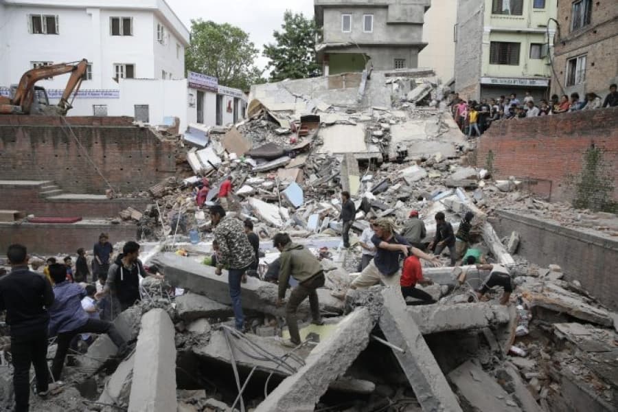 Un terremoto de 7.9 grados en Nepal deja al menos 120 muertos y serios destrozos