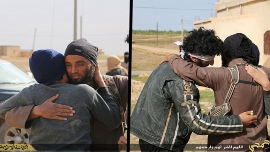 Yihadistas abrazan a homosexuales antes de lapidarlos