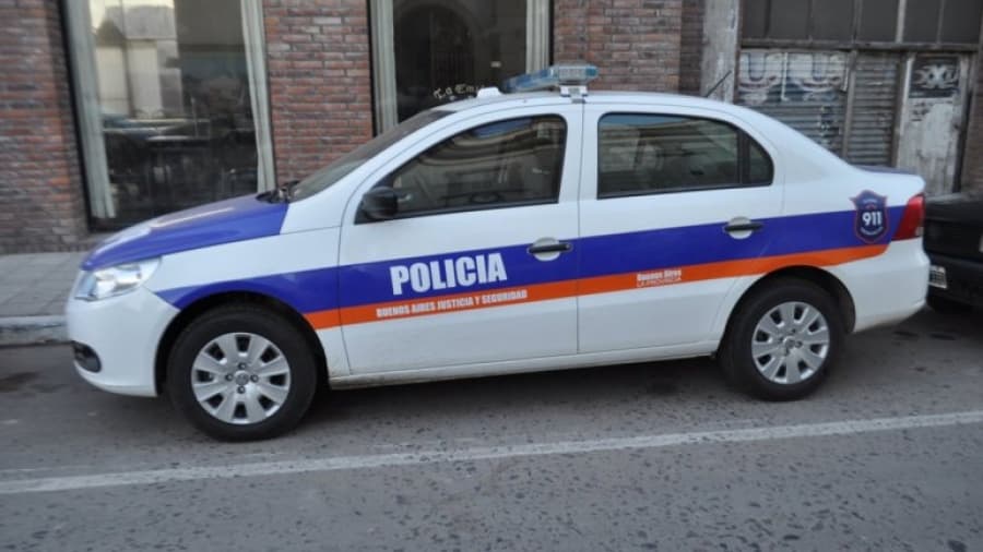 Roban y antes de huir comen empanadas, toman cerveza y miran Los Simpson