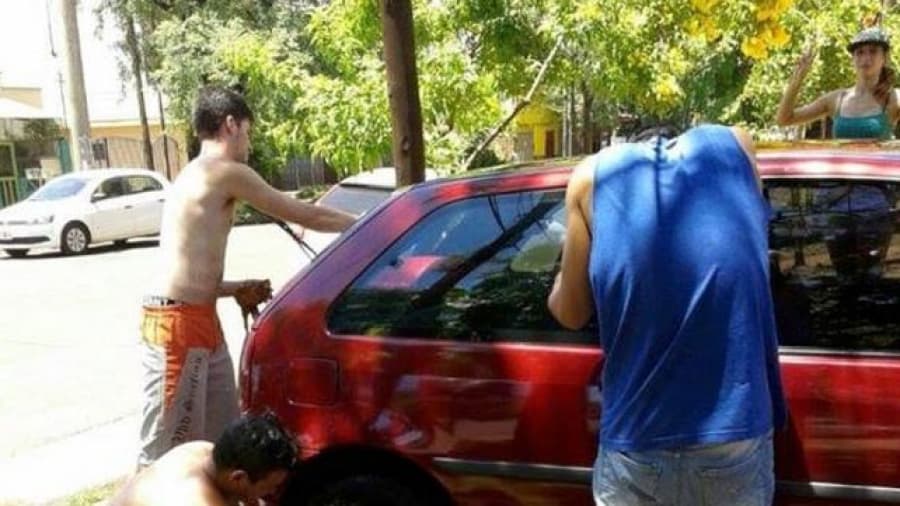 Quieren ser campeones de hip hop y lavan autos para poder ir al Mundial
