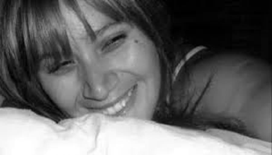 Una mujer dio a luz en el baño de una clínica y murió: su familia denuncia mala praxis