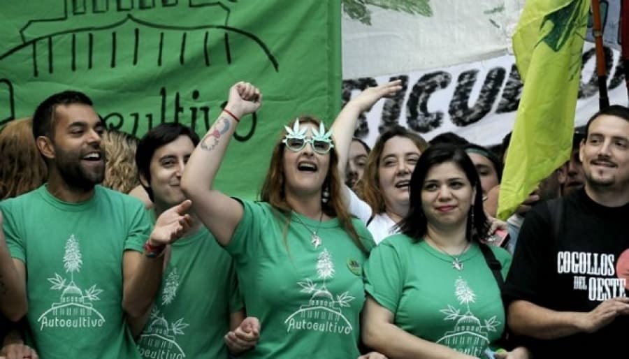 A favor del la legalización de la marihuana, miles de personas marcharon hacia el Congreso
