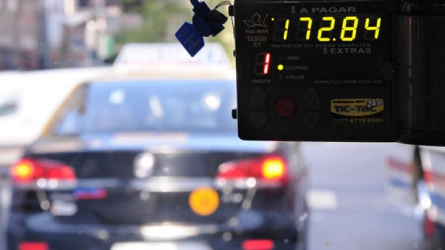 Un taxista le habría confesado a su esposa: «No me pagó y la violé»