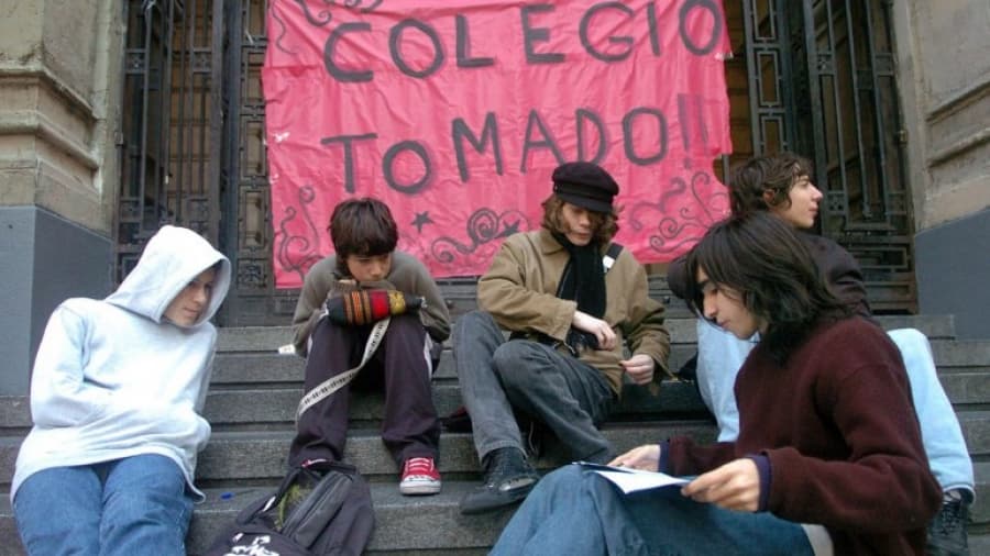 Alumnos toman el Colegio Nacional Buenos Aires contra una reforma al sistema de pase de año