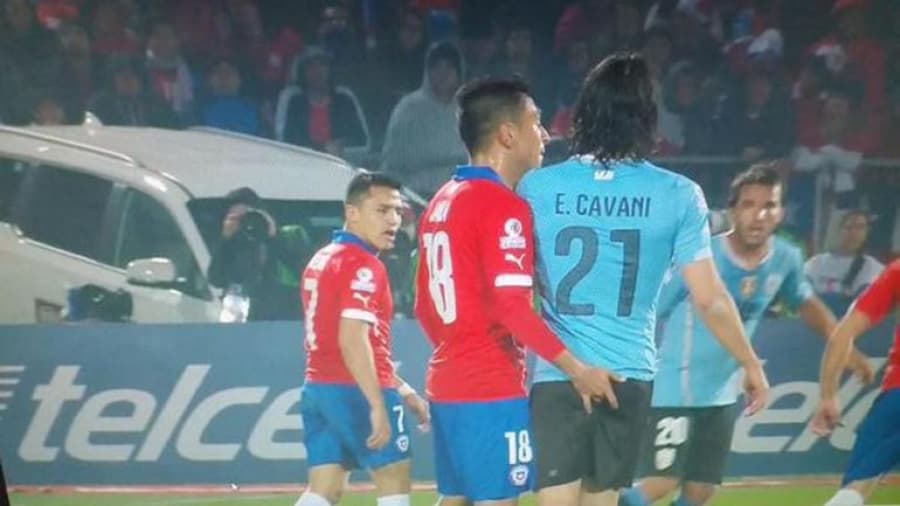 Conmebol abrirá un expediente por el dedo de Jara a Cavani en la Copa América