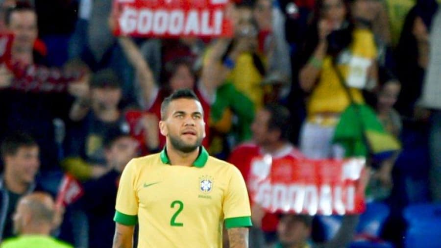 Dani Alves fue convocado por Brasil debido a la lesión de Danilo