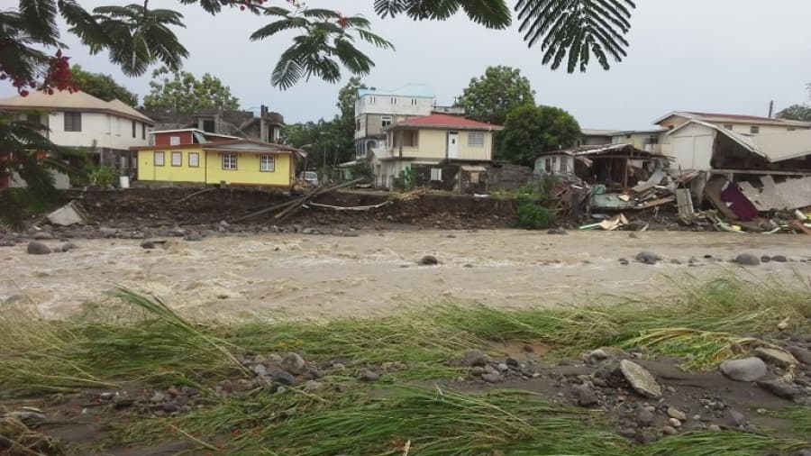 Erika dejó 12 muertos en Dominica y se acerca a Miami