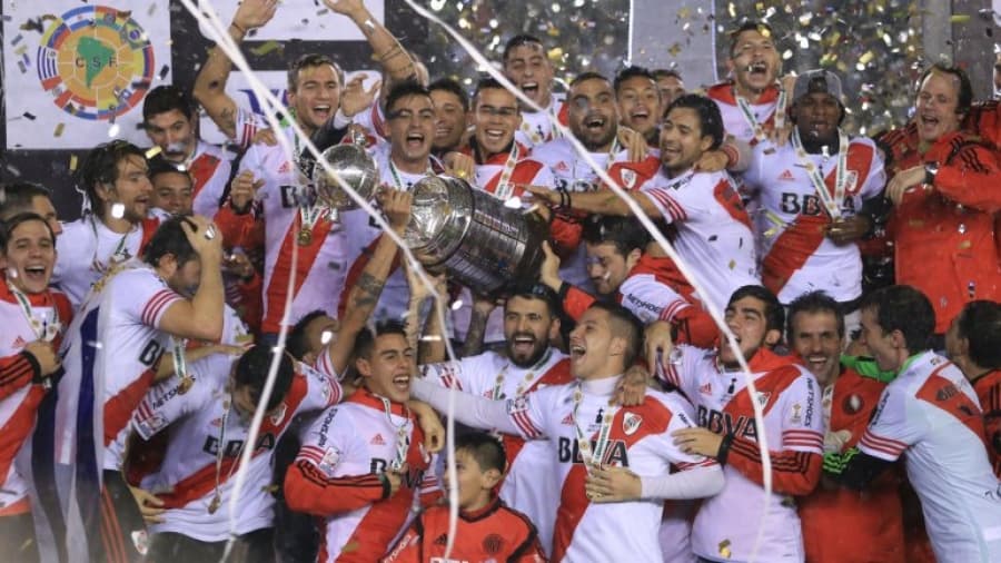 El plantel de River llegó a Frankfurt, su escala antes de partir a Japón