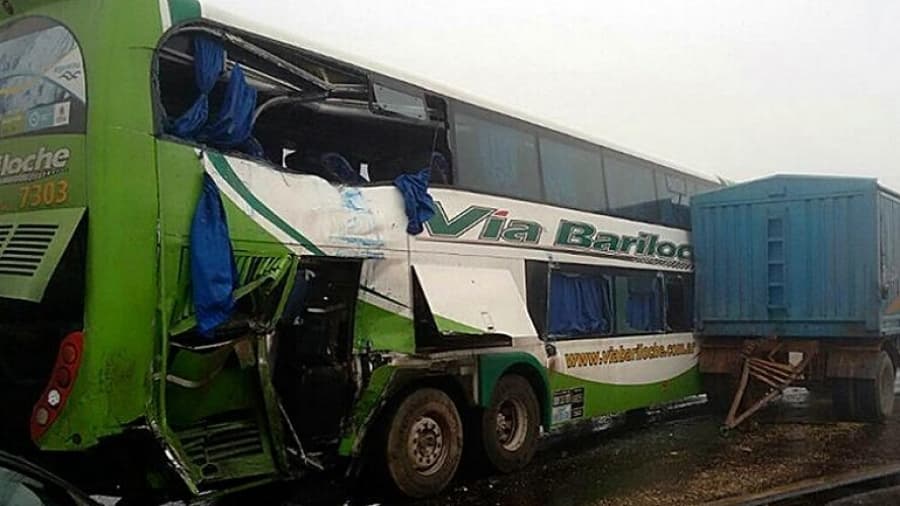 Un estudiante muerto y otros 15 heridos en un choque cuando regresaban de un viaje de egresados