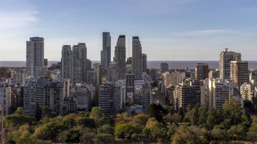 Un fuerte olor invade la ciudad y recomiendan no salir de las casas
