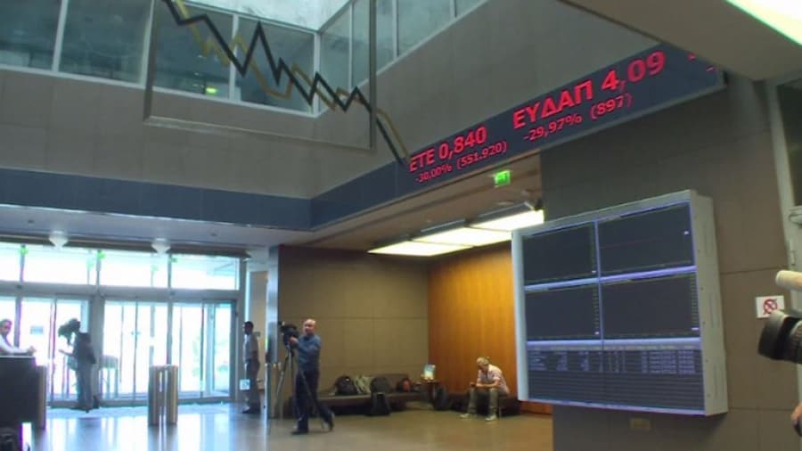 La Bolsa de Atenas se hunde tras cinco semanas de cierre por la crisis en Grecia