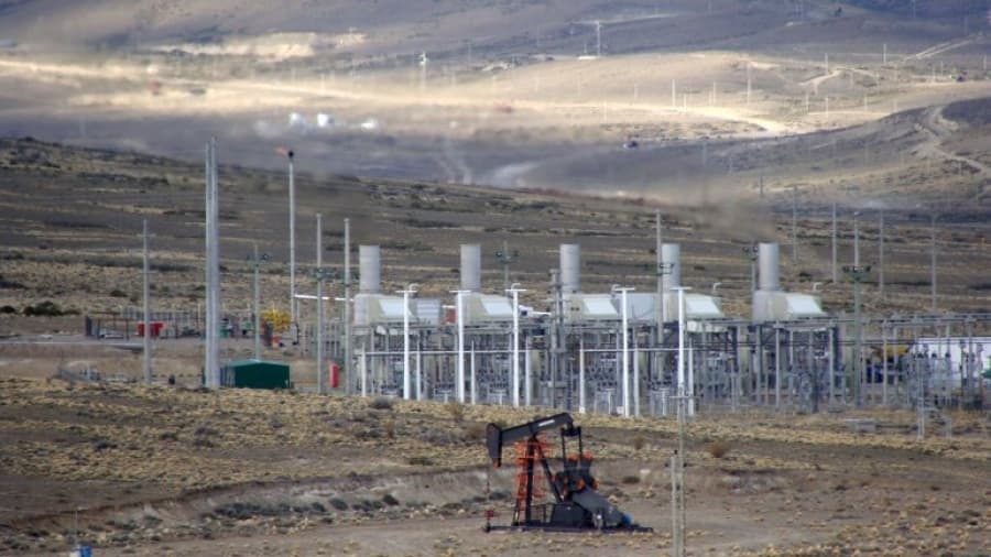 Petroleros resignan aumentos de sueldos hasta 2016 para evitar despidos
