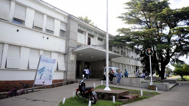 Dio a luz, se tiró por la ventana del hospital y abajo la atropelló un colectivo
