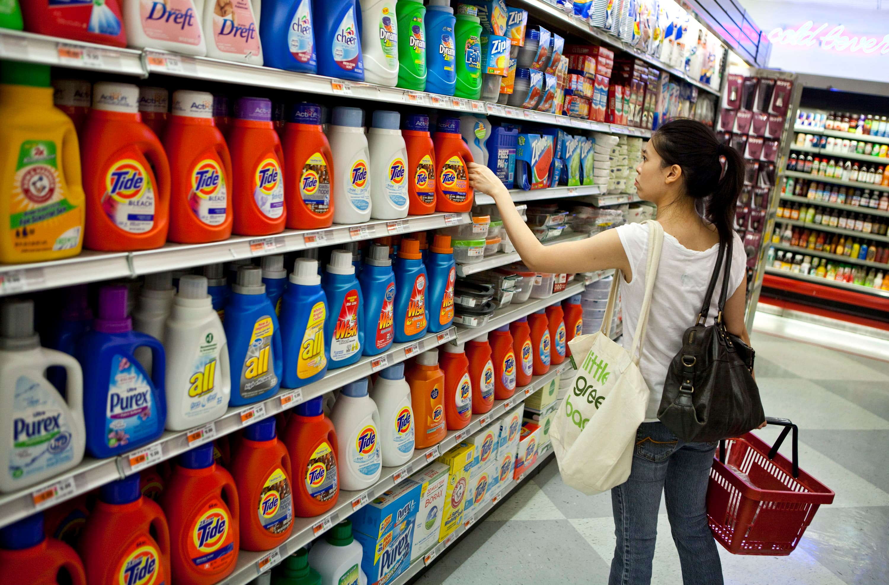 Analistas prevén que el consumo de productos masivos cerrará el año en alza