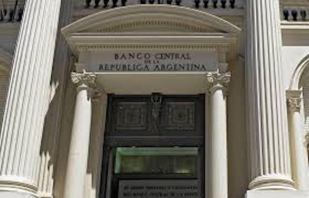 Por la falta de dólares, el Gobierno profundiza el cepo a los importadores y el Banco Central sube las tasas