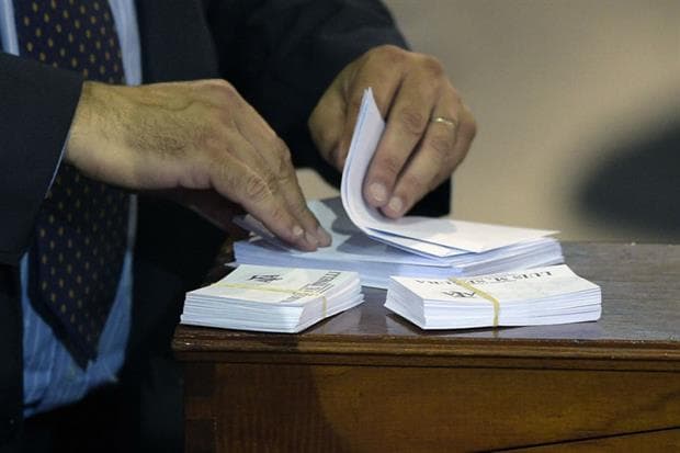 Los veedores confirmaron que hubo tres votos dobles y dijeron que las boletas eran «muy finitas»