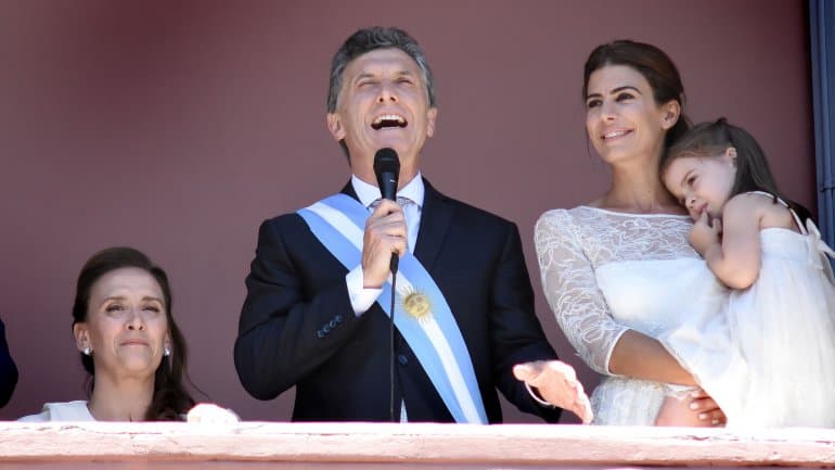 Mauricio Macri salió al balcón de la Casa Rosada para saludar a la multitud que lo aclamaba