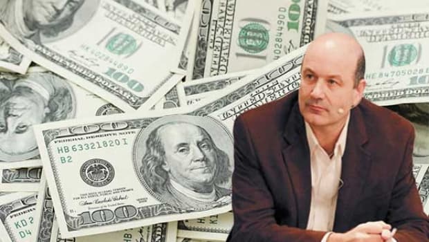 Sturzenegger habló con bancos y les dijo que por ahora no cambia la venta de dólares