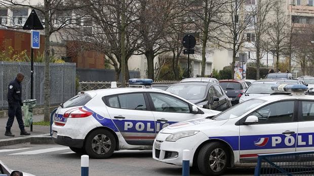 París: un terrorista apuñaló a un profesor en el cuello y dijo que lo hizo por Estado Islámico