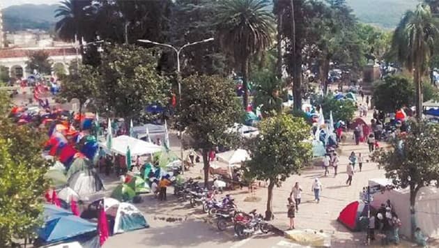 Las organizaciones sociales liberan calles pero permanecen en Plaza Belgrano