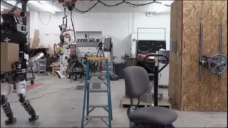 Atlas, el robot de 1,9 metros y 150 kilos, ya sabe barrer y pasar la aspiradora
