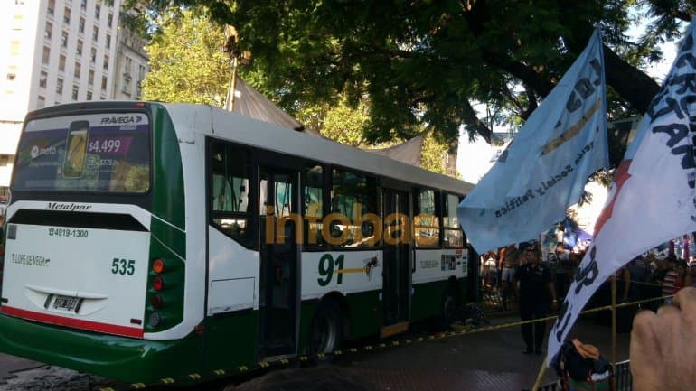 Un colectivo se accidentó en Plaza de Mayo: hay heridos