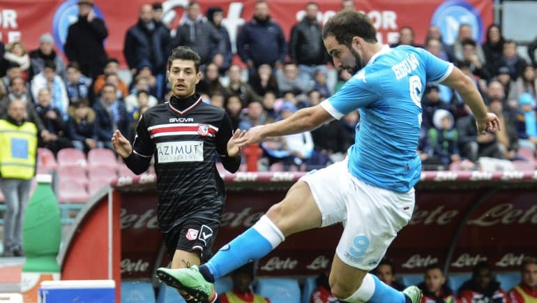 Gonzalo Higuaín marcó un gol salvador y Napoli sigue como líder