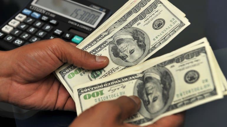 El dólar avanza cinco centavos y se vende a $14,76