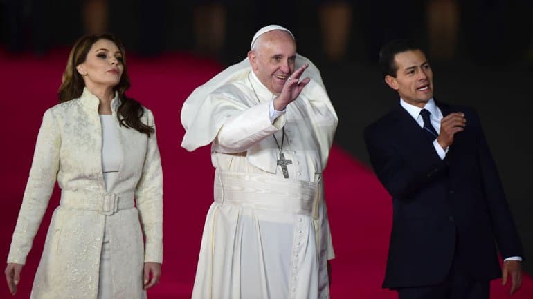 El papa Francisco llegó a México y fue recibido por una multitud de cristianos