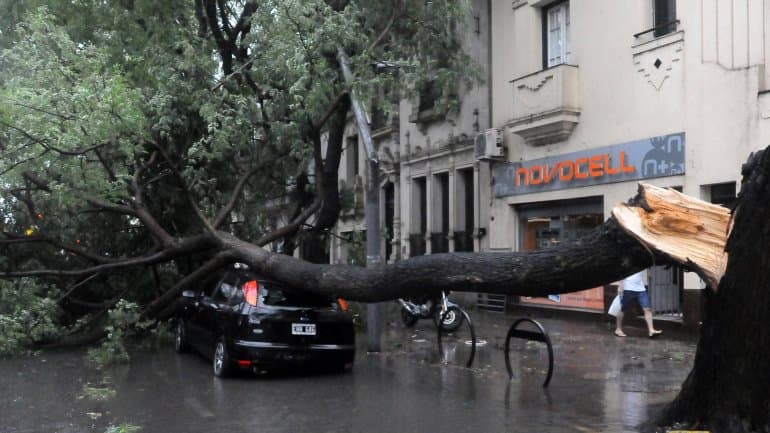 Un temporal en el centro del país dejó tres muertos, evacuados y cortes de luz
