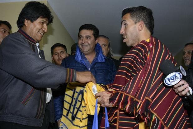 El regalo de Evo Morales a Carlos Tevez tras el partido y más curiosidades de la noche en La Paz