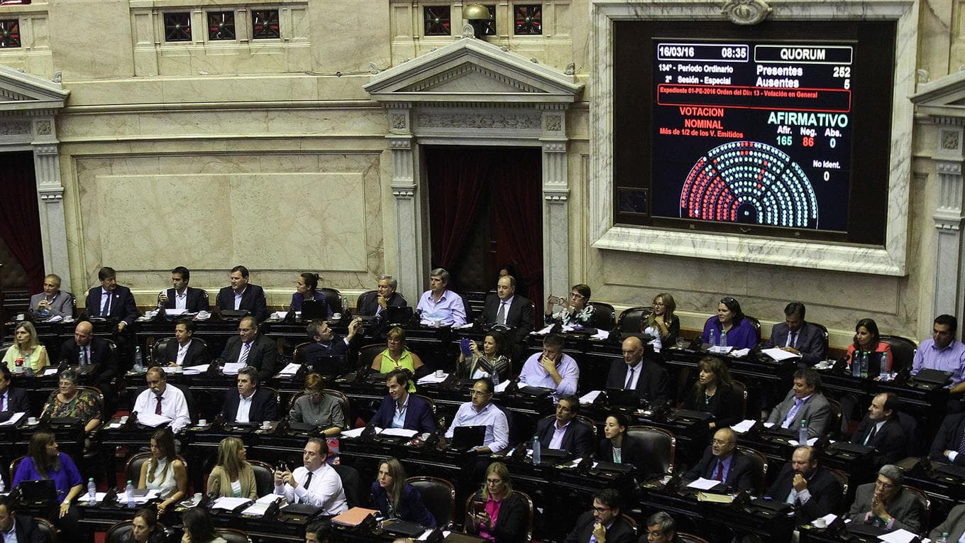 El oficialismo logró darle media sanción al acuerdo con los holdouts, tras una maratónica sesión en Diputados